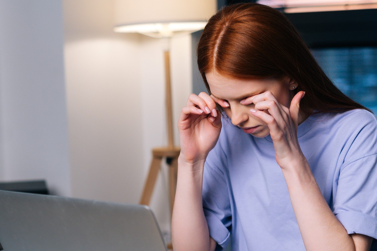 mujer síndrome del ojo seco