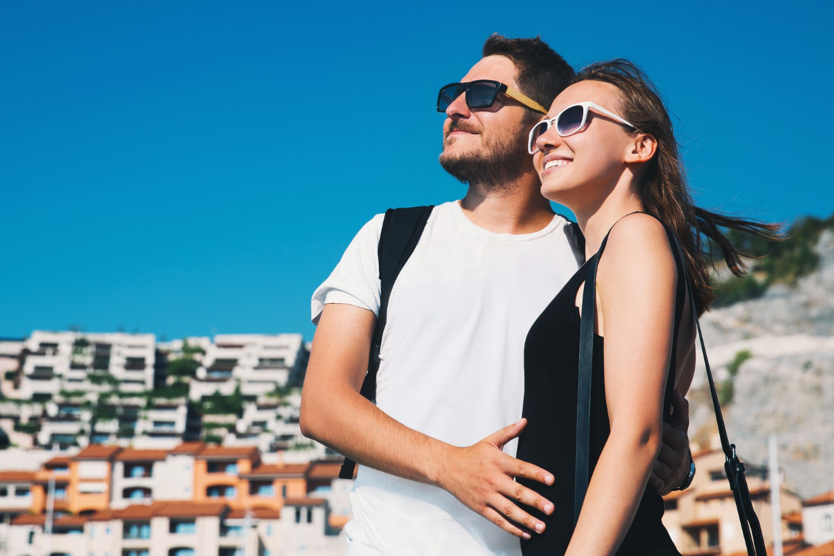 paraje joven disfrutando del sol con lentes