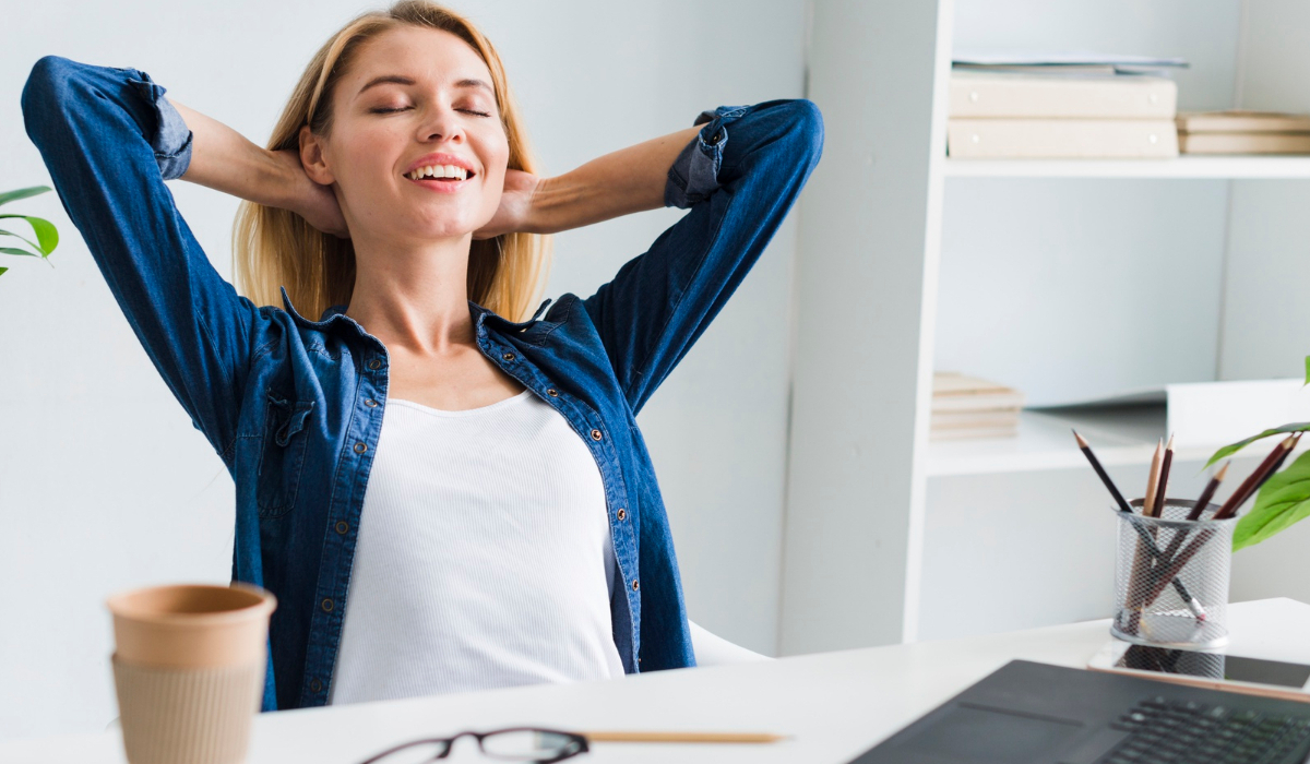 mujer descansando en lugar de trabajo