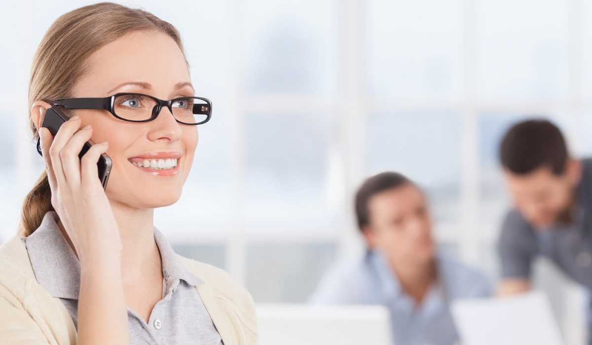 mujer de soporte atiende solicitud de cliente