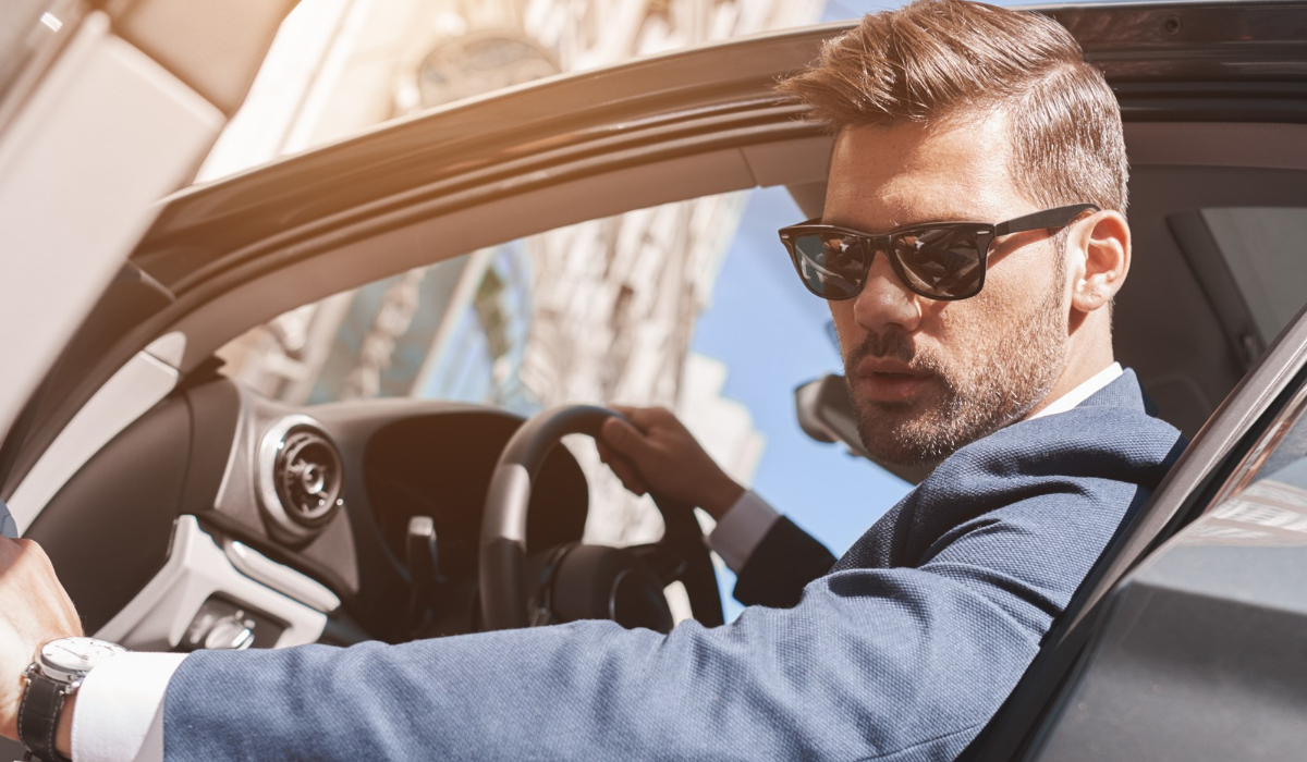 hombre elegante con lentes de sol