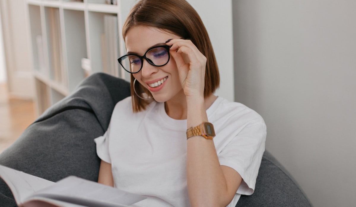 mujer joven con lentes progresivos