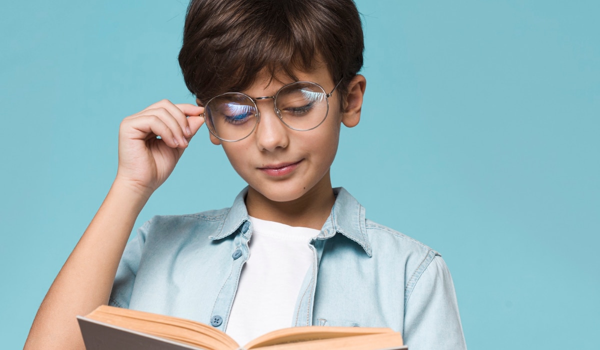 niño leyendo con gafas
