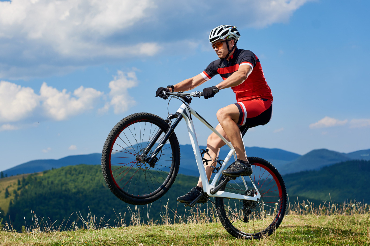 hombre practica ciclismo de montana