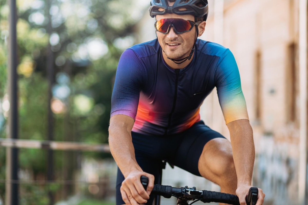 hombre feliz practica ciclismo