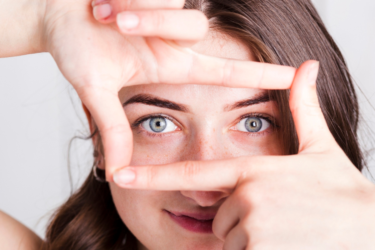 mujer hace marco a sus ojos
