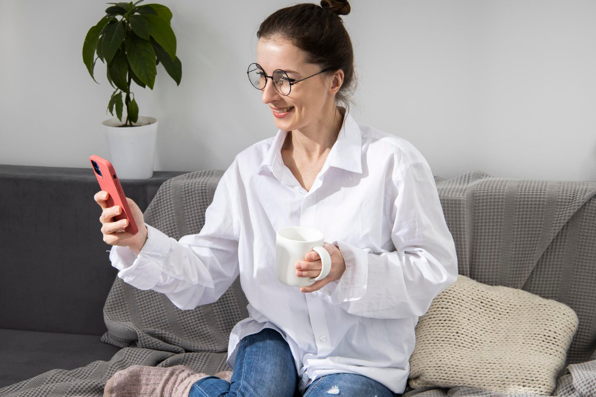 mujer sorriente muestra sus lentes nuevos