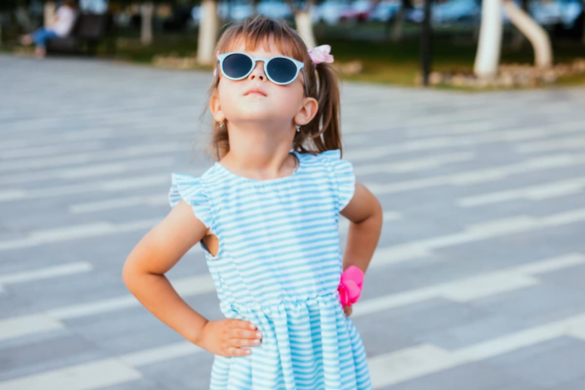 niña con gafas para sol