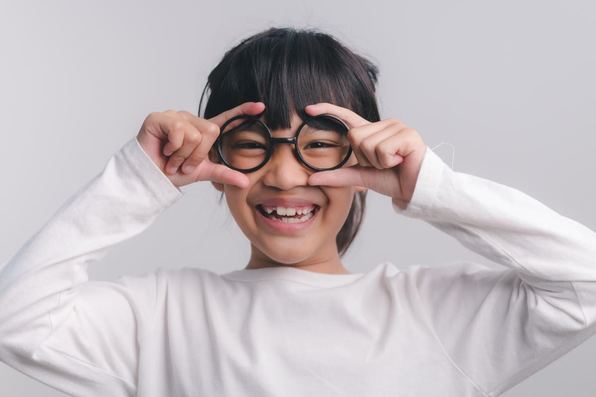 niña hace prueba de gafas con aumento