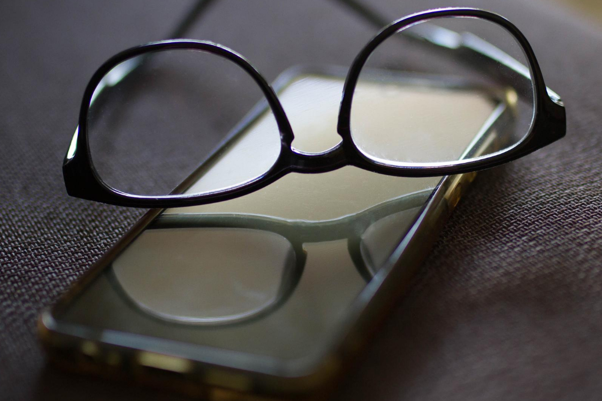lentes encima de celular