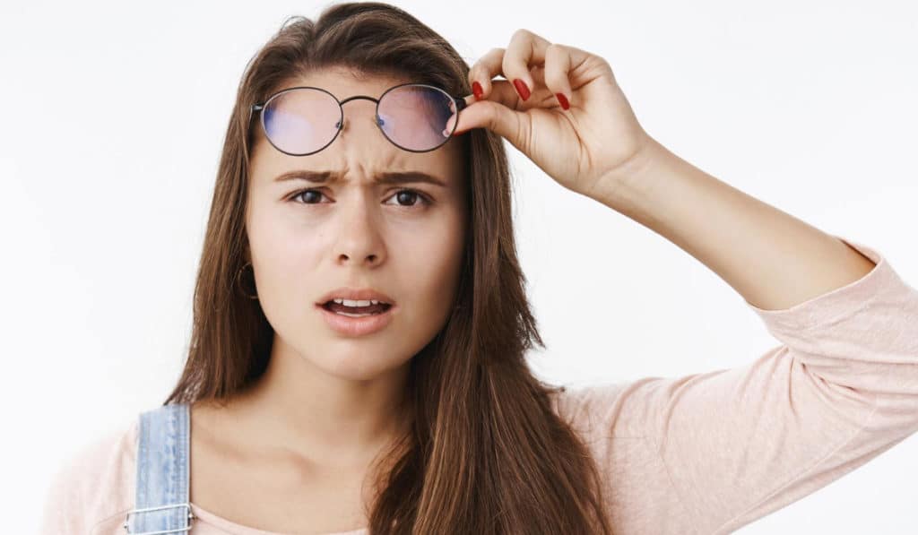 mujer con dificultad para ver