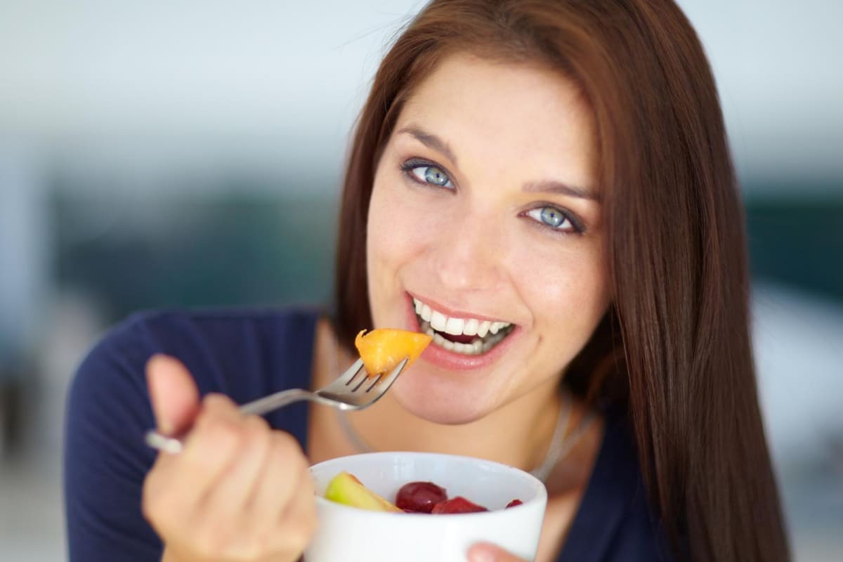 mujer se alimenta saludable