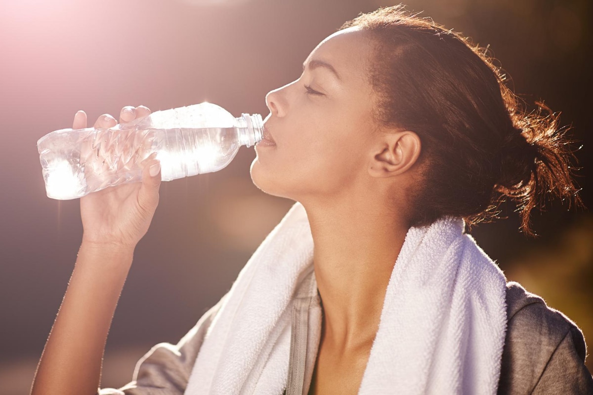 mujer se hidrata despues de actividad fisica