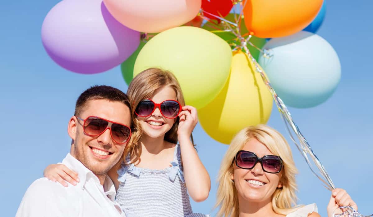 familia con lentes de sol