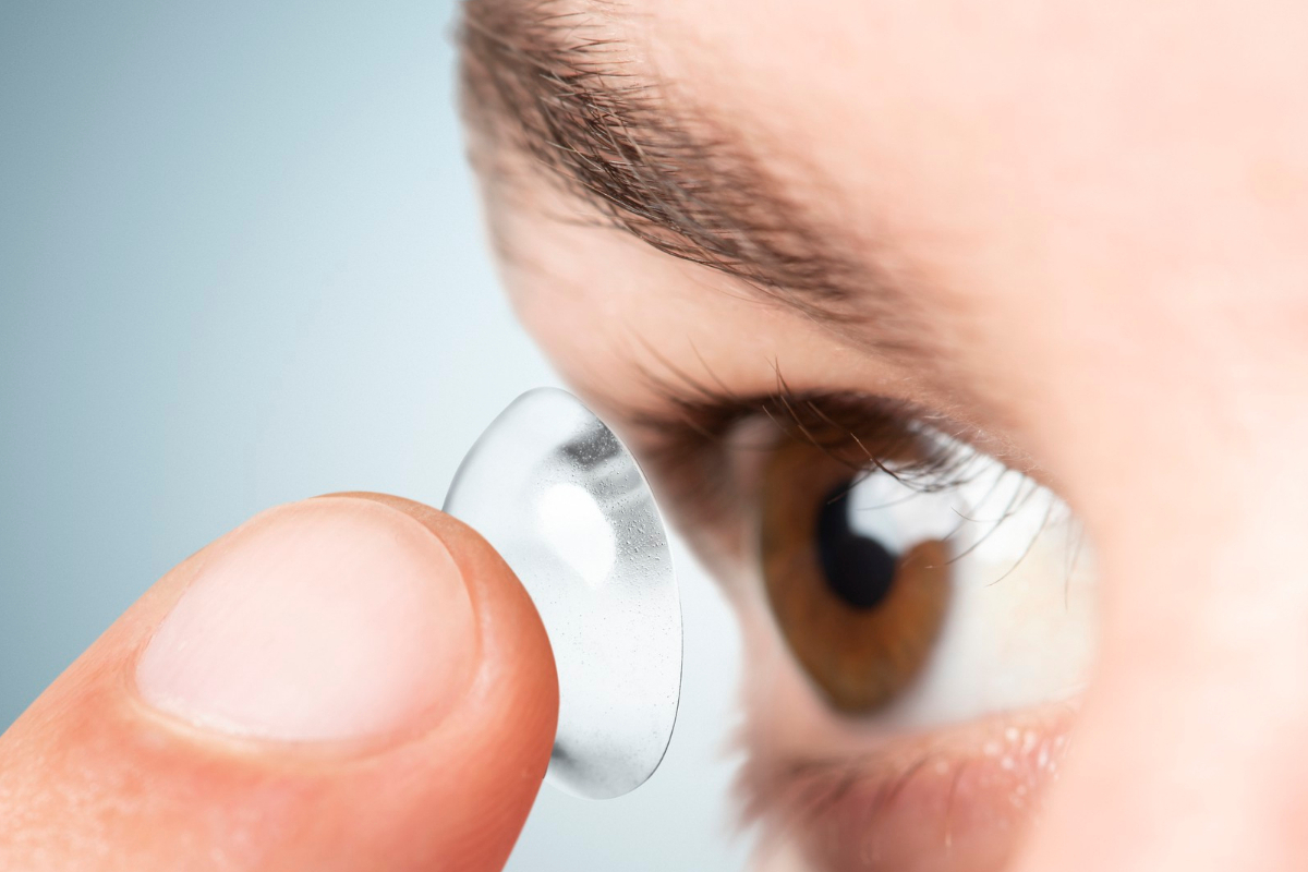 hombre se coloca lentes de contacto
