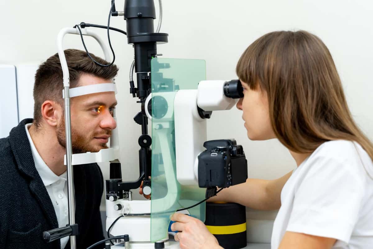 hombre visita al oculista