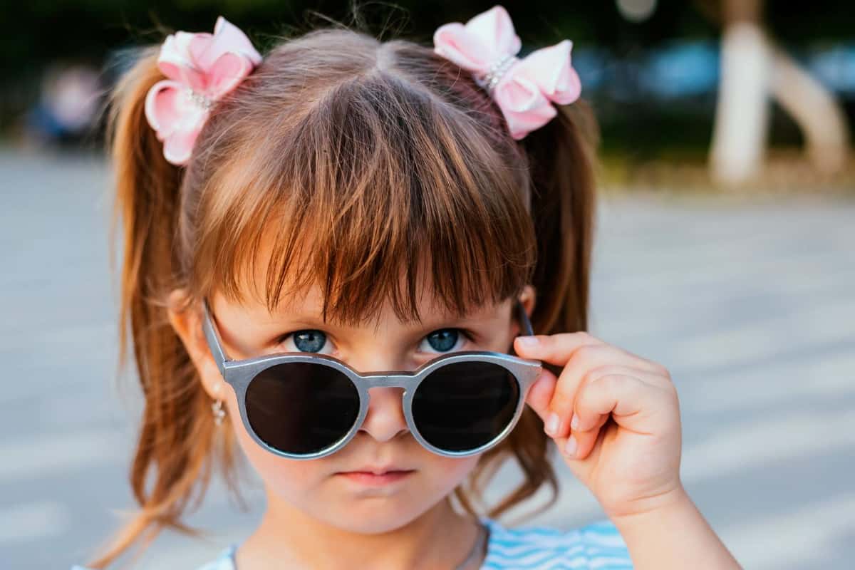 niña con gafas de sol