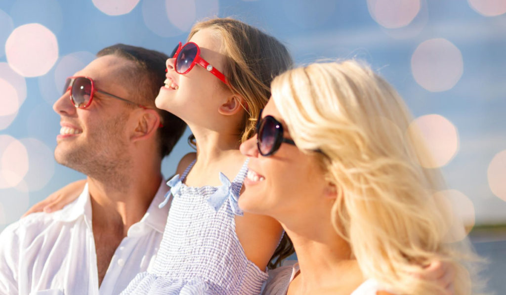 familia con lentes mirando el sol