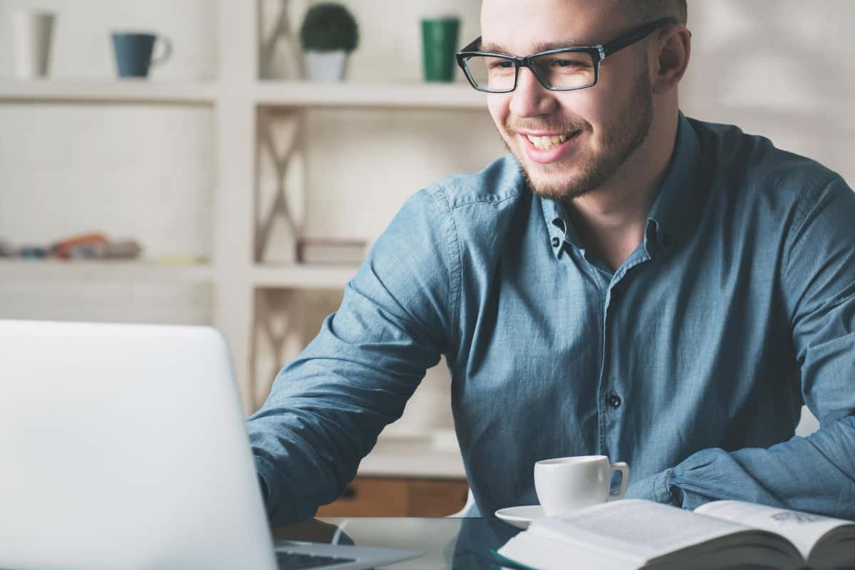 hombre se protege con lentes de luz azul de pantalla