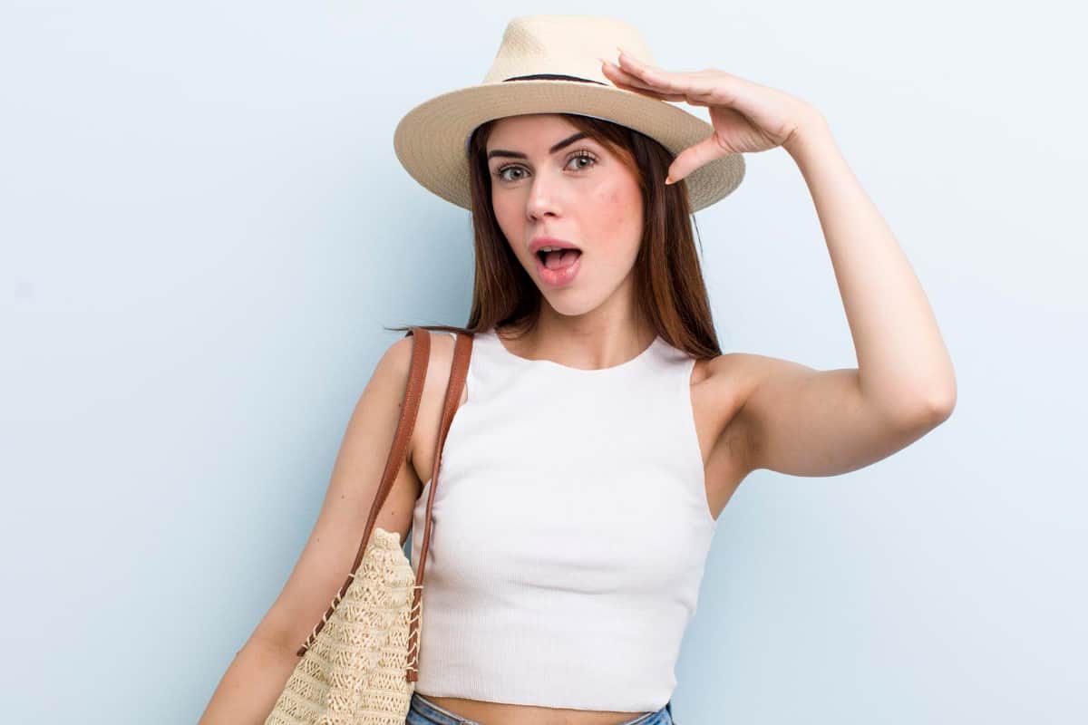 mujer joven con sombrero