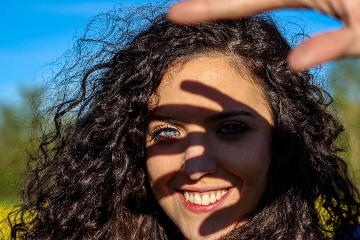 mujer se tapa el rostro con la mano