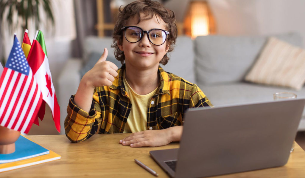 niño frente a una pantalla de computador