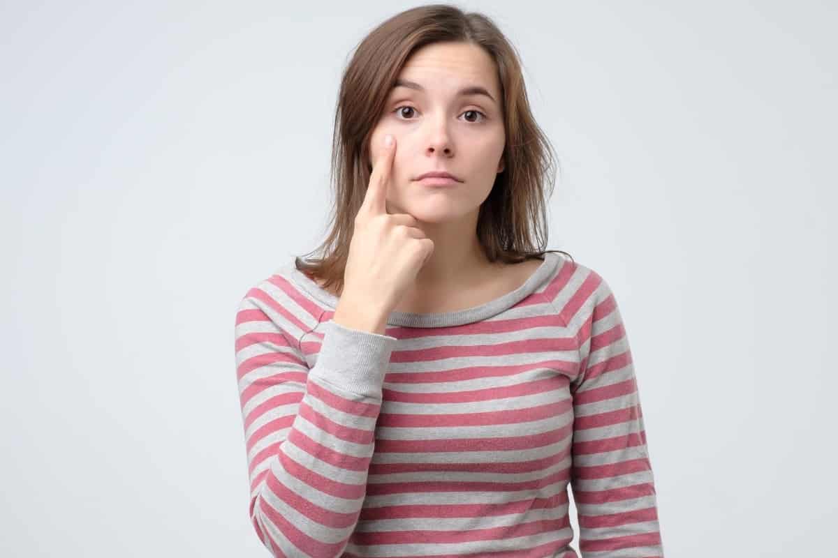 mujer con dificultad para ver