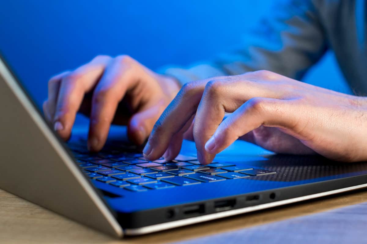 hombre con laptop configurandolo