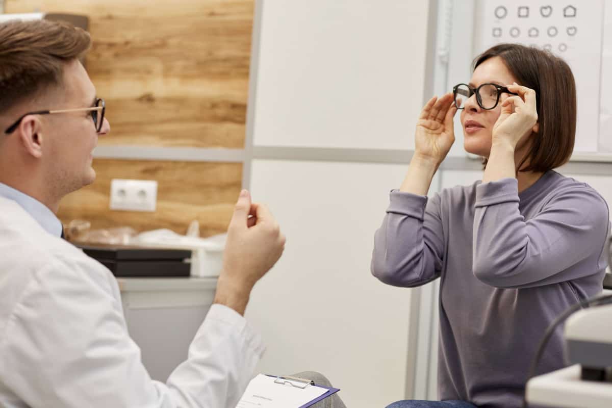 mujer joven se prueba formula de gafas en optica