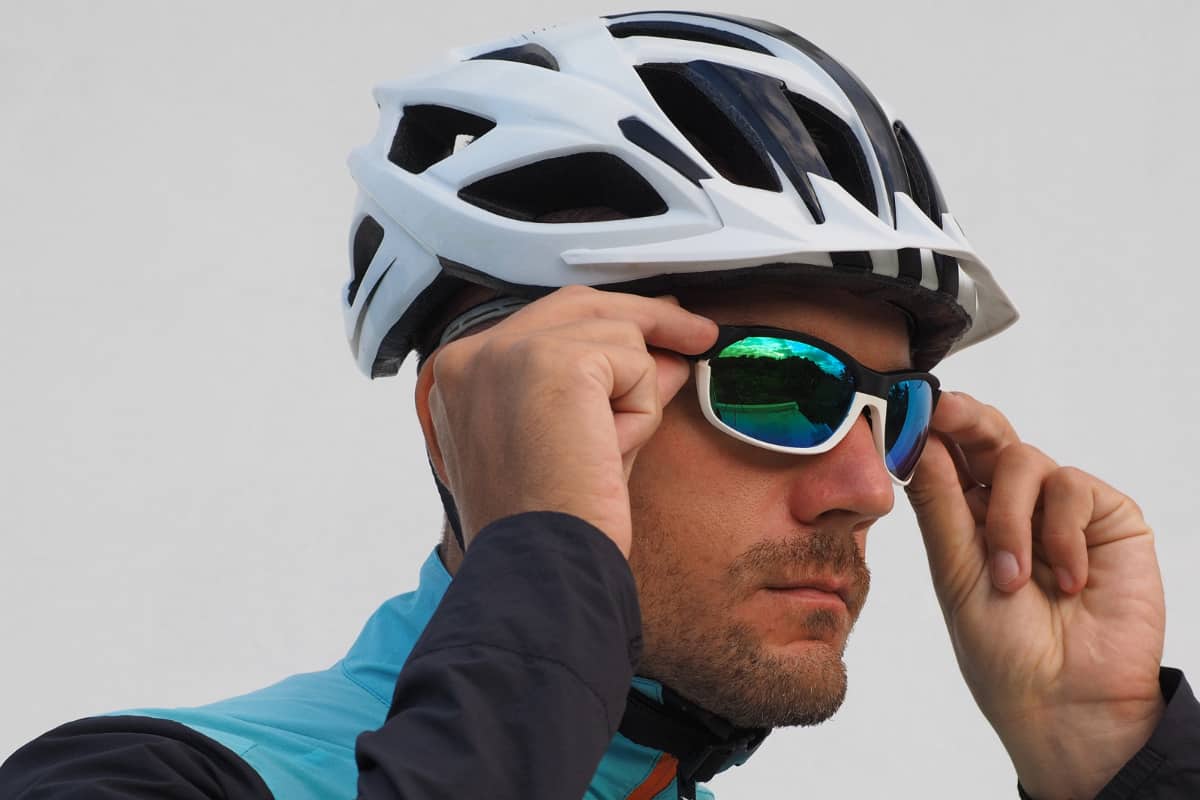 hombre joven con gafas deportivas