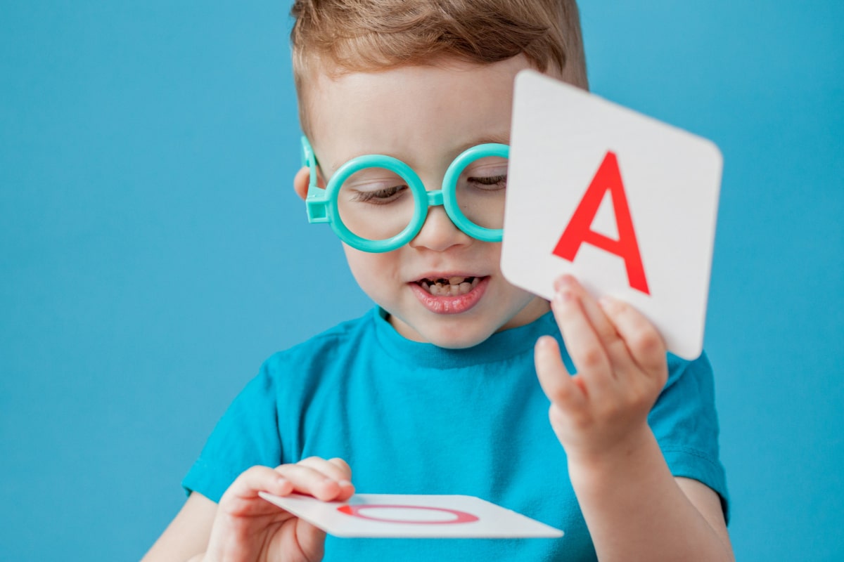 niño con lentes