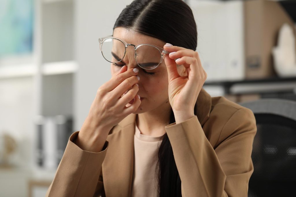 Uso de lentes vencidos: riesgos de su uso prolongado