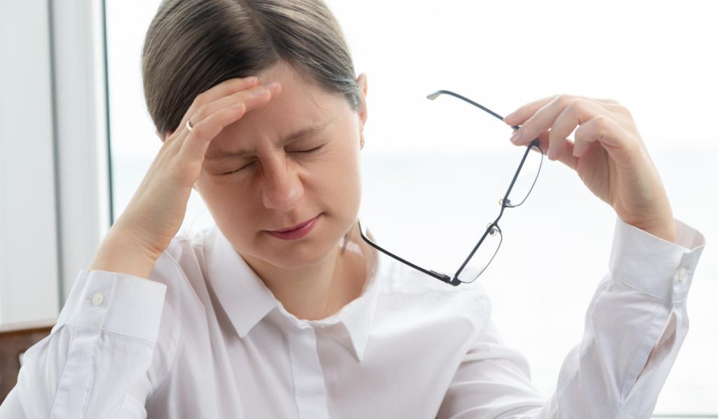 ¿Cómo la presbicia afecta actividades cotidianas?