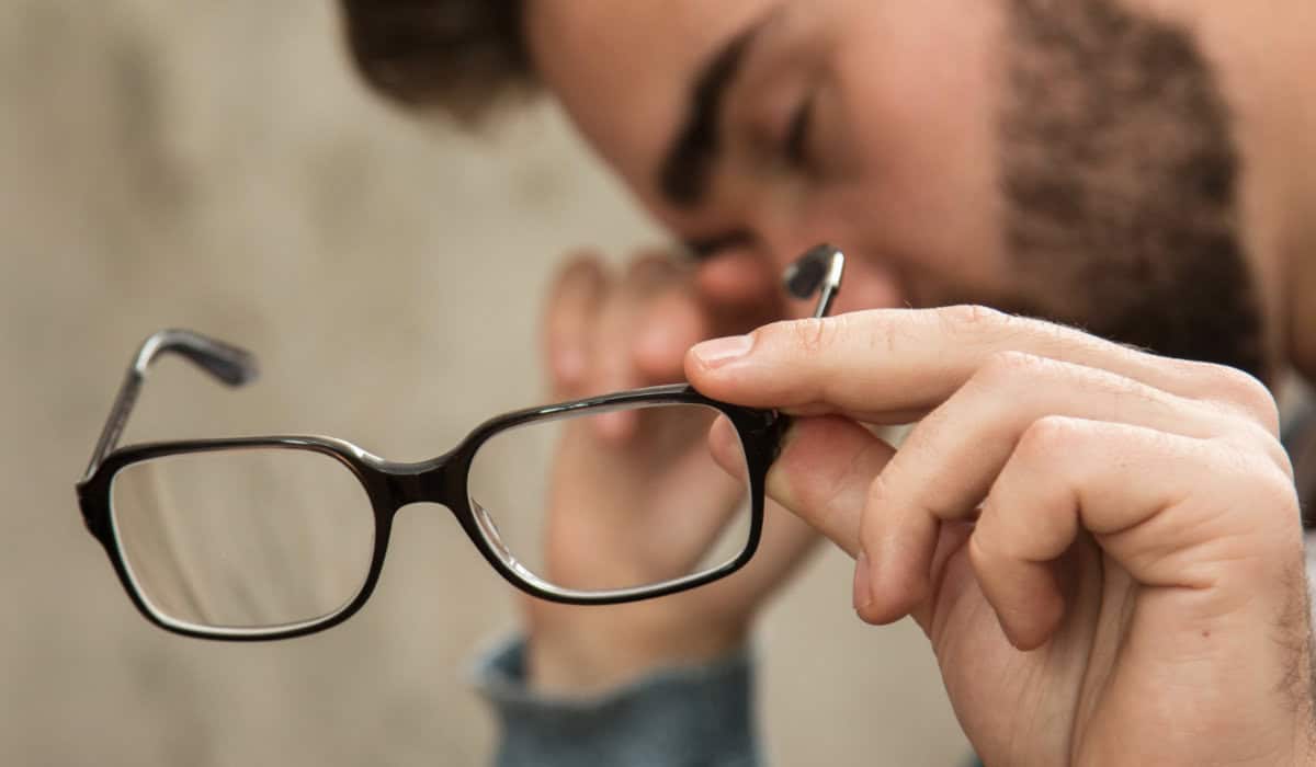 ¿Es seguro usar los lentes recetados de otra persona aunque sea por un rato?