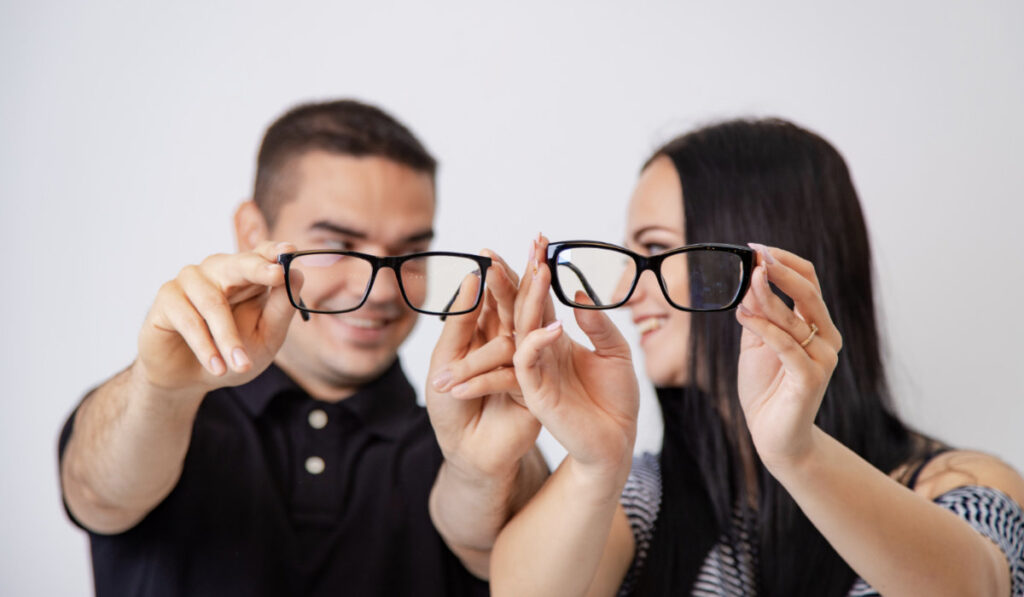 ¿Es seguro usar los lentes recetados de otra persona aunque sea por un rato?