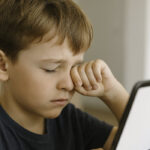 Pantallas y tareas escolares: cómo proteger la vista infantil en casa y en el colegio